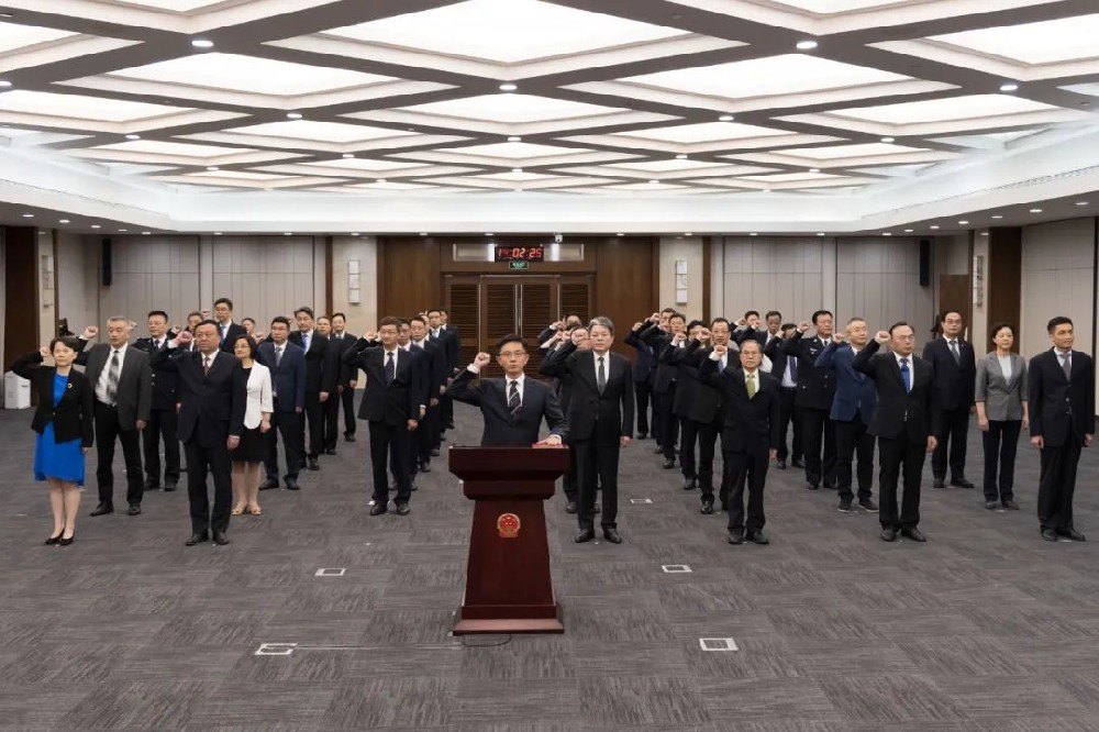 市政府任命的國(guó)家工作人員今天集體進(jìn)行了憲法宣誓